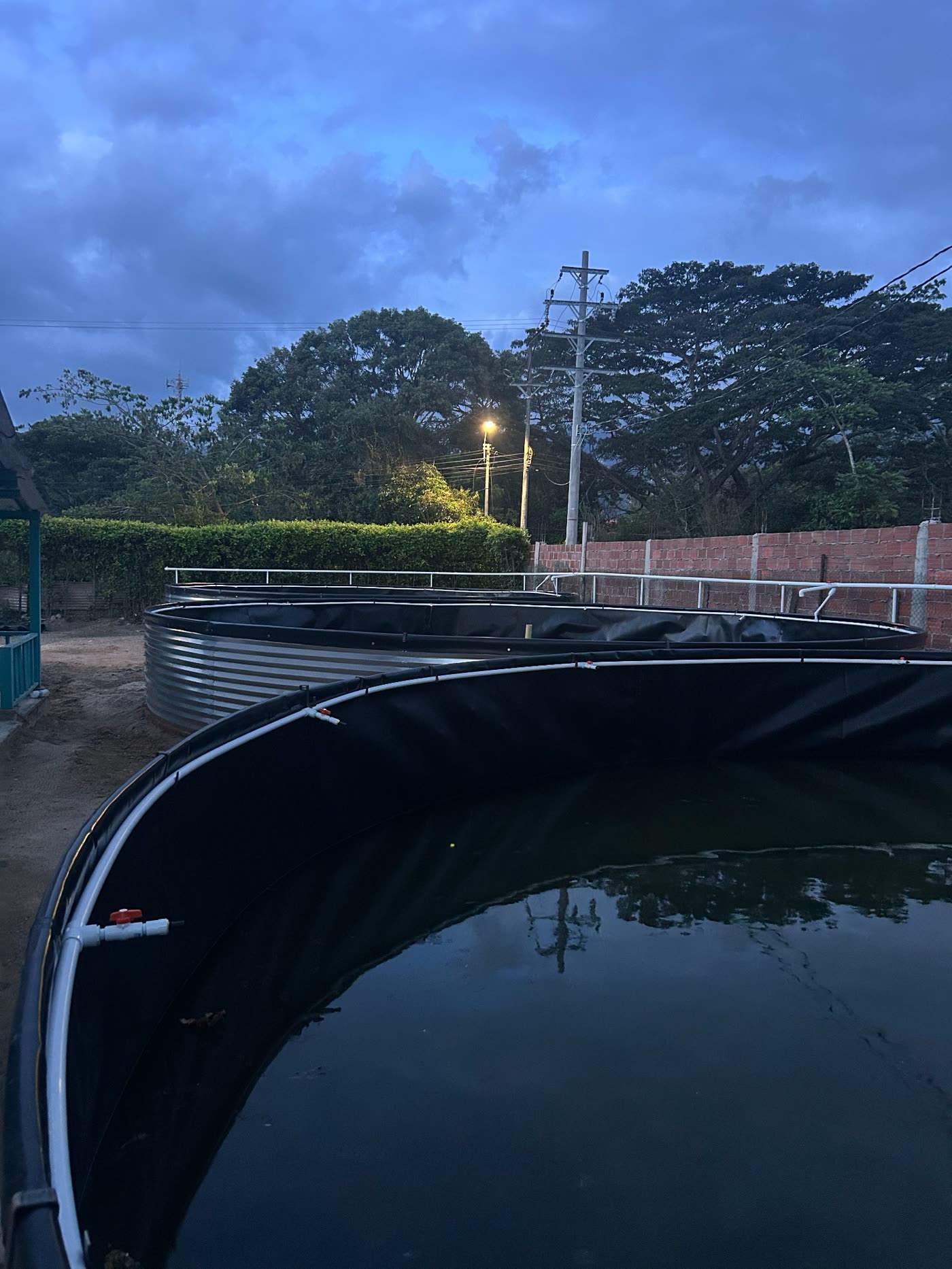 Tanques instalados en la sede de ALEVICOL